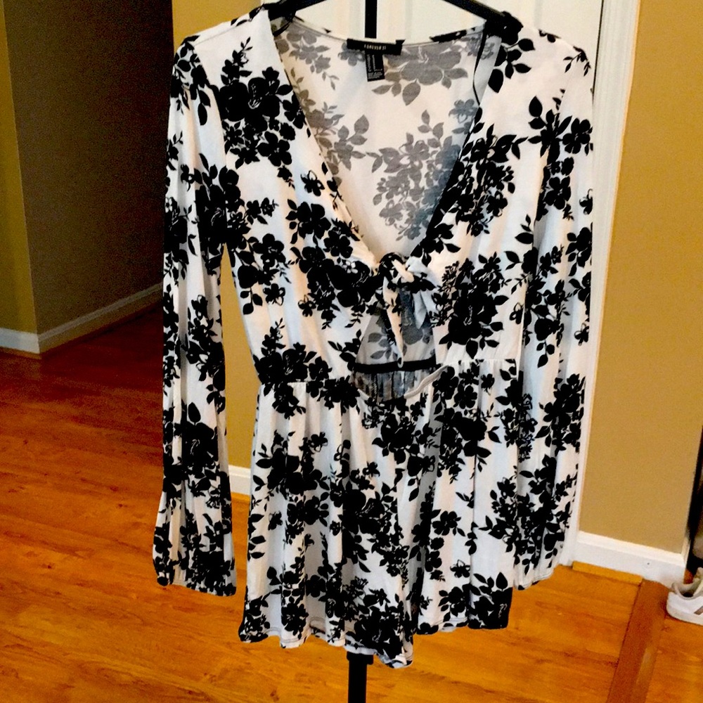 Forever 21, Sz M, black and white floral blouse